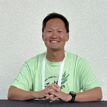 Headshot of Gongjun Shi