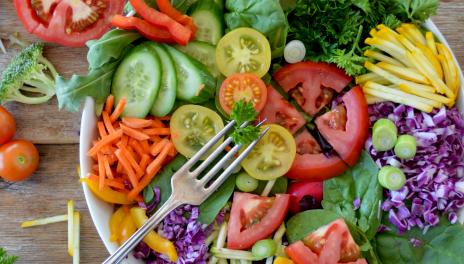 chopped vegetables on lettuce salad