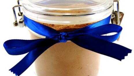 Clear jar with a blue ribbon at the top containing a beverage mix