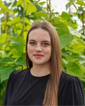 Carly George headshot