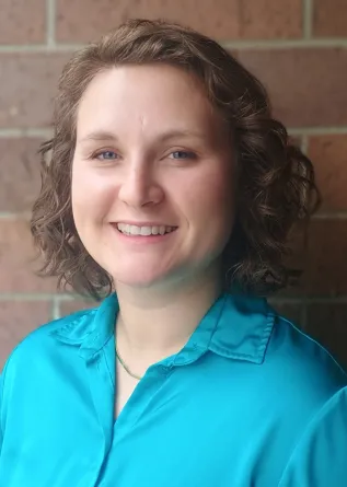 headshot of Yssi Entzie