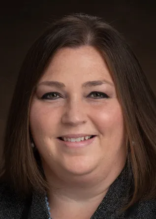 headshot of Lauren Hanna