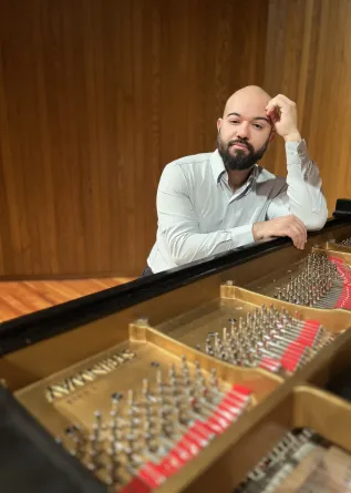 Headshot of Thiago Ferreira