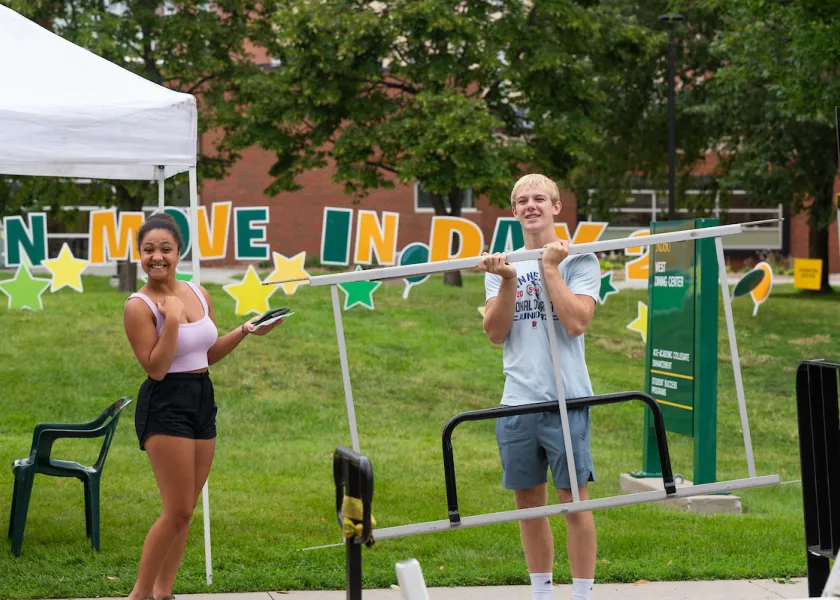 Student move in during NDSUs' move-in day