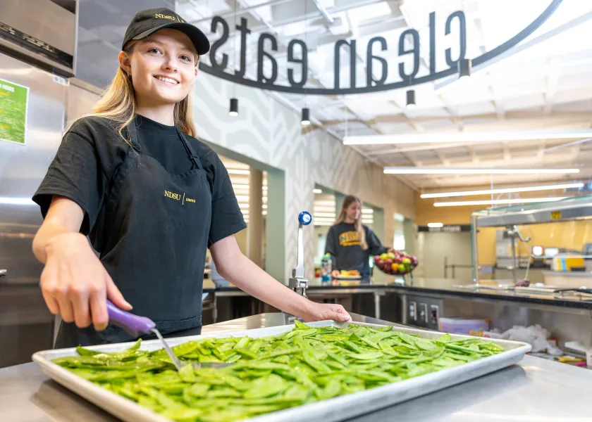 NDSU Dining employee prepares food in the Clean Eats Station