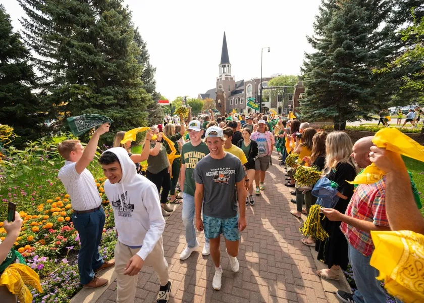 new student walk through the gate at the beginning of fall semester