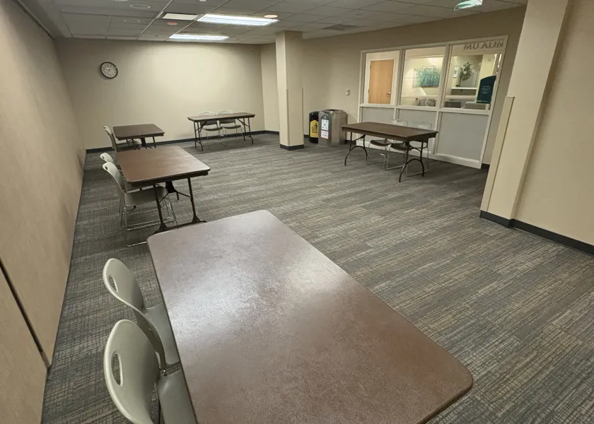 Meadow room with display tables arrangement