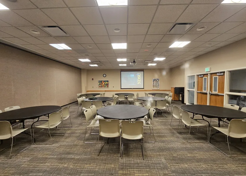 Rose room with round table arrangement