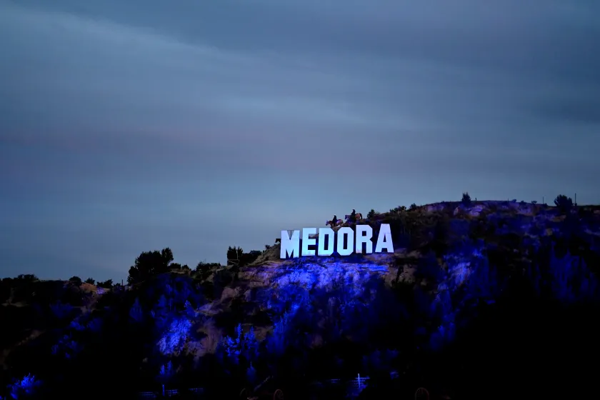 Medora sign. 