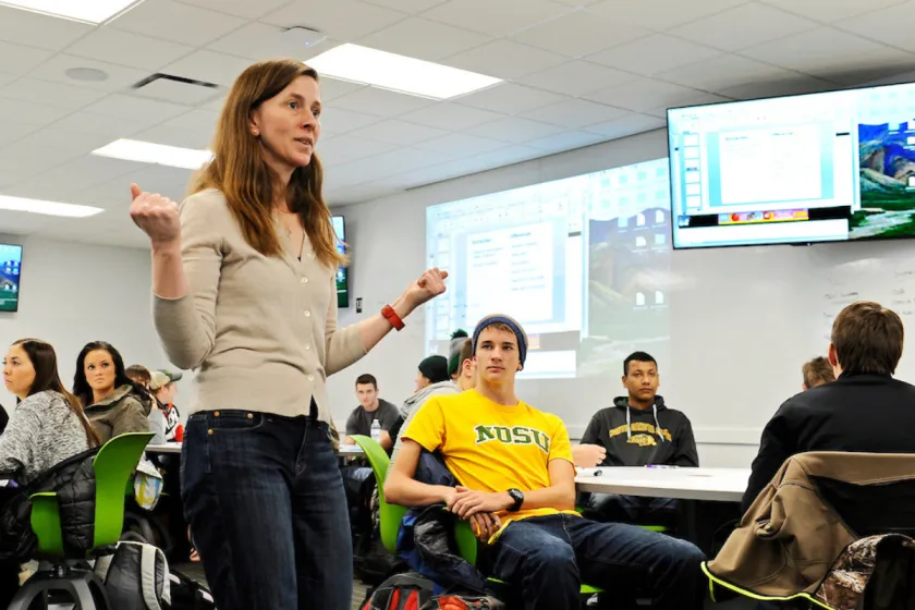 Jenni Momsen (left) teaching a biology class. 