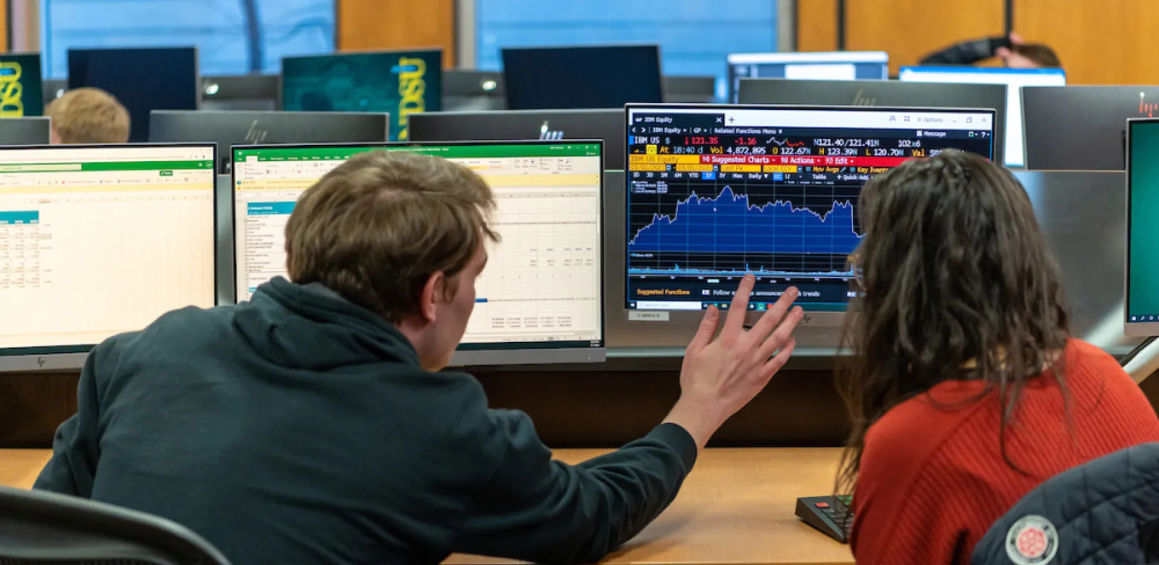 students viewing a return graph in a computer lab