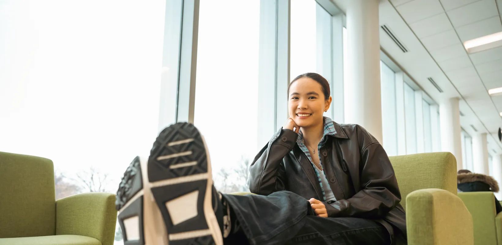 underclassman Yiqi Yuan sitting on campus