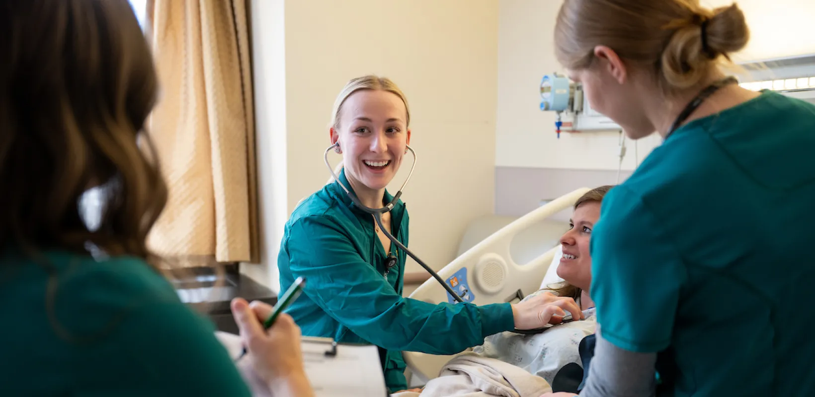 nursing students discussing a patient's needs