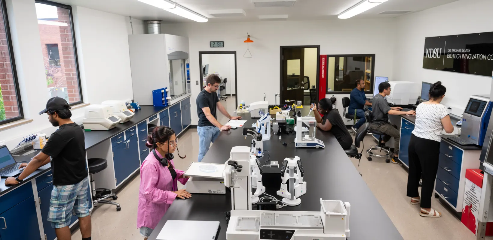 Students working in biotech innovcation core lab