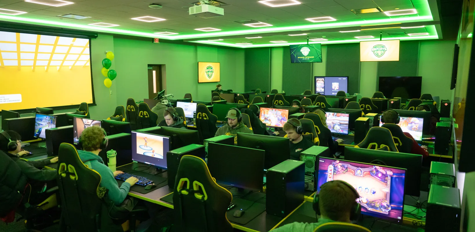 gaming lab with many students
