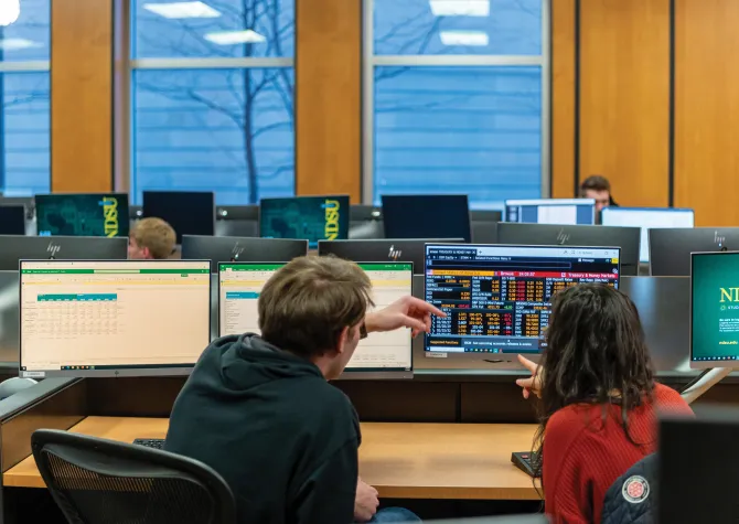 Students in agribusiness research computer lab