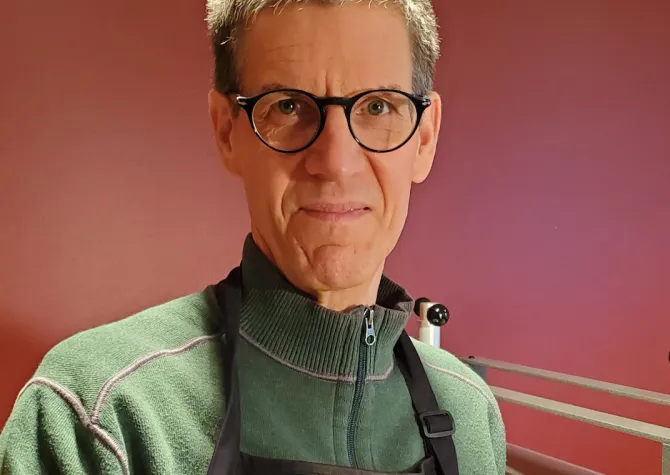 Image of man with short hair and glasses. This is an image of printmaker Kent Kapplinger. 