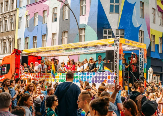 ★Brochure_Faculty-Led Berlin Pride.png