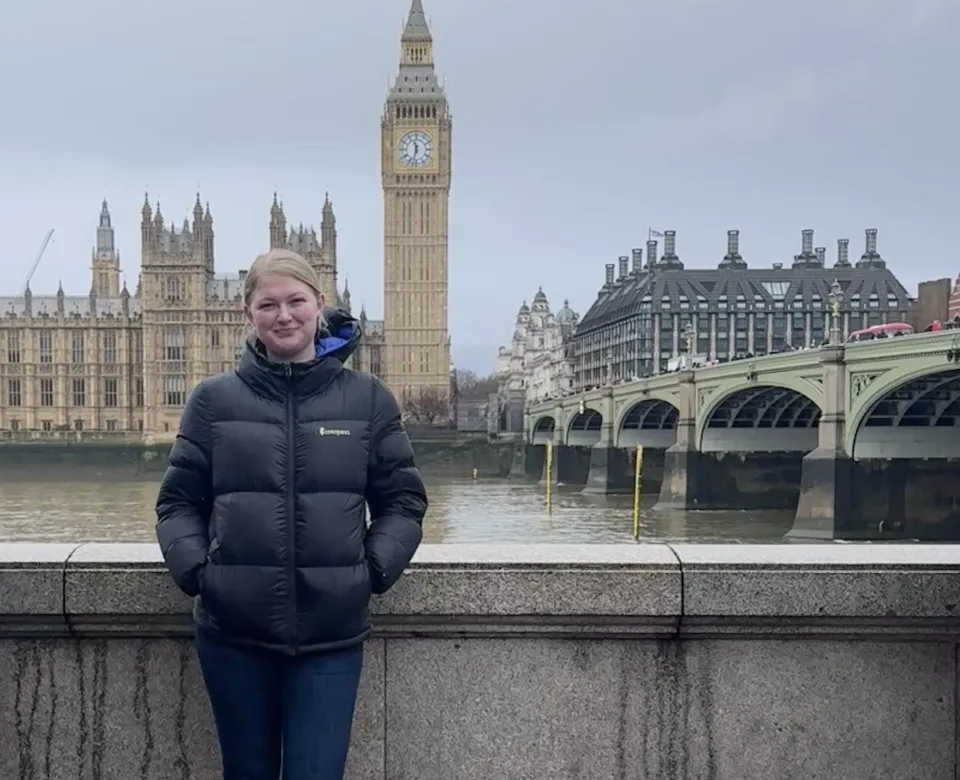 Student in front of the big ben