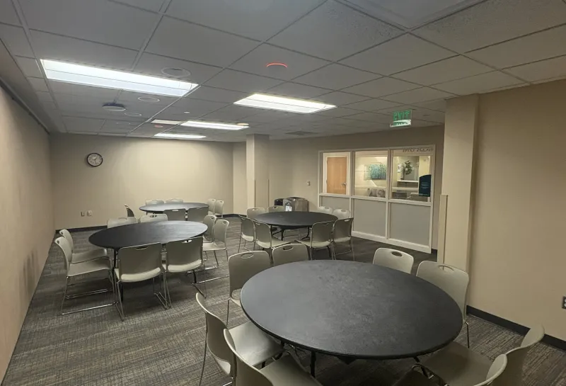 Meadow room with round tables arrangement