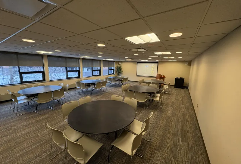 Nueta room round tables seating