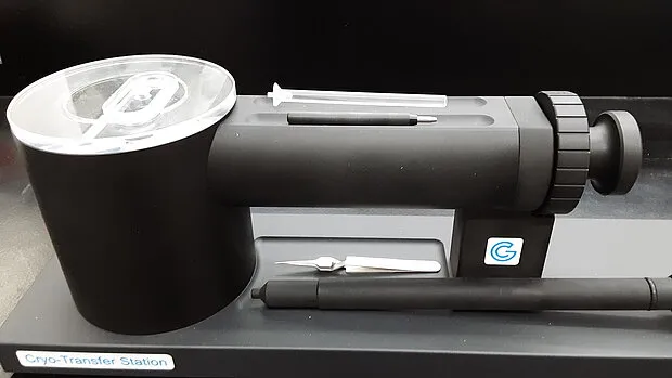 GATAN Elsa cryo-transfer holder