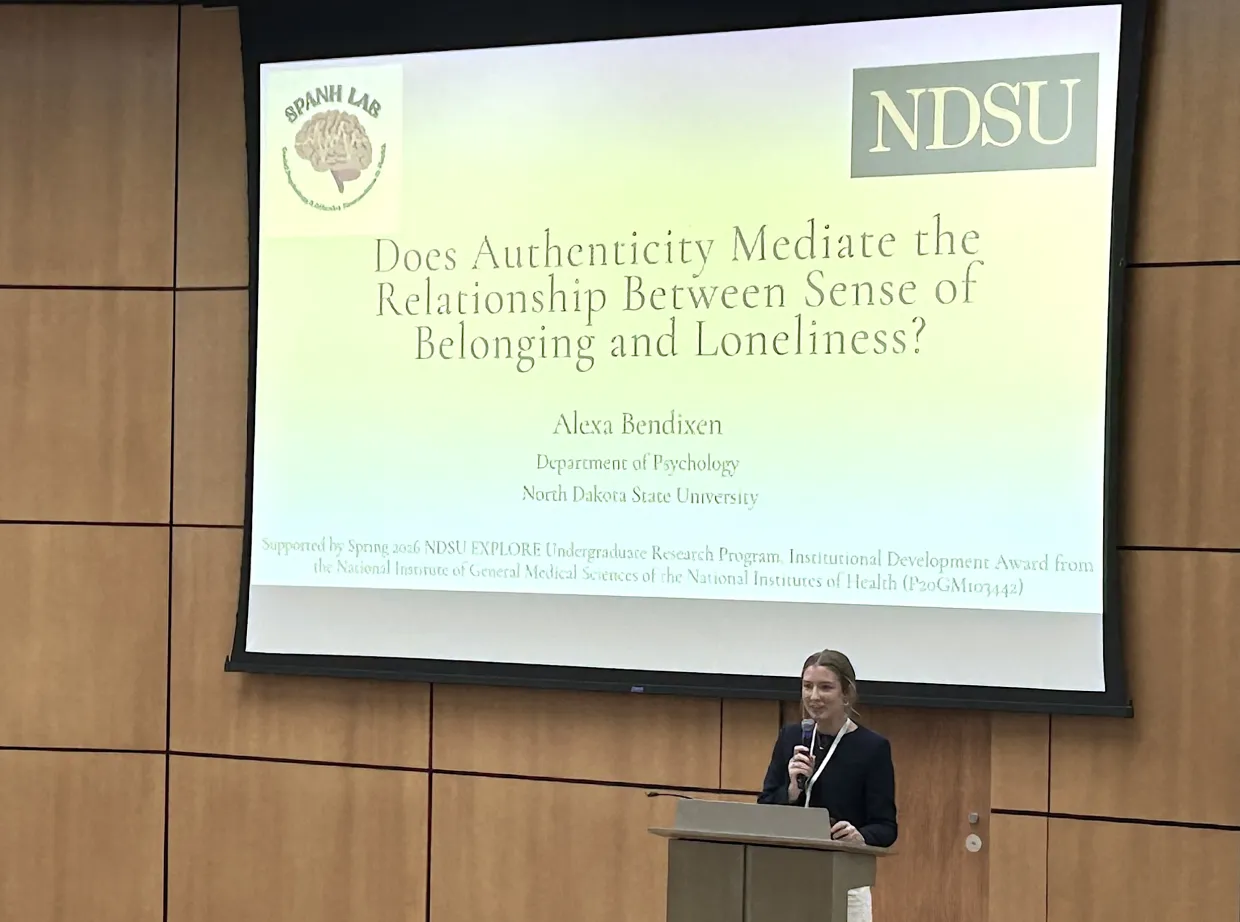 Alexa Bendixen presents her research at ND INBRE