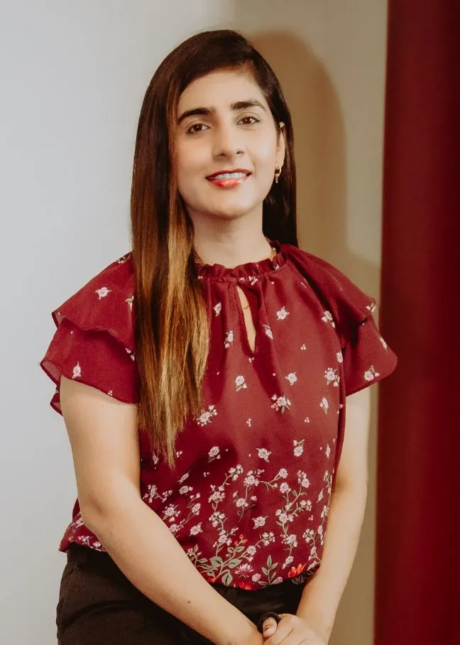 Mahnoor Fatima smiling confidently at camera.