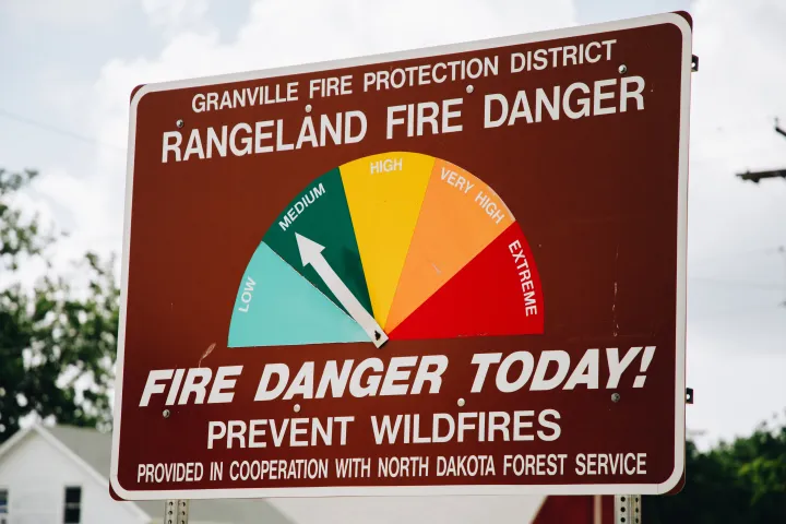 A sign color coded green to red to show the fire danger