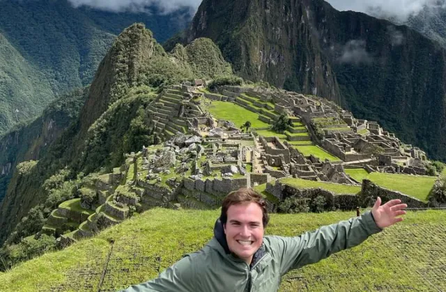 Student a Machu Picchu